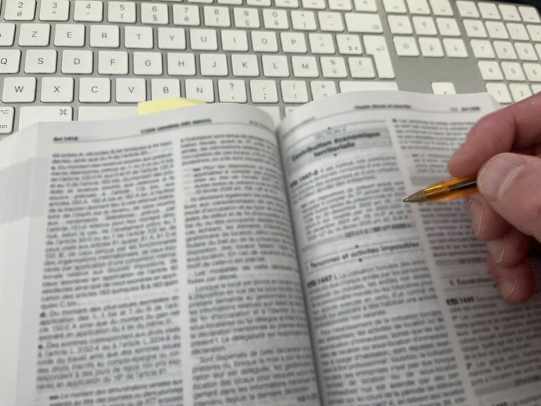 Code général des impôts annoté, stylo en main