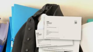 Avis de vérification, d'examen de comptabilité et d'examen de situation fiscale personnelle posés sur une robe d'avocat